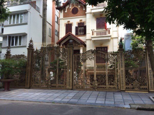Cổng nhôm đúc sang trọng, giá hàng trăm triệu của những biệt thự ở Hà Nội