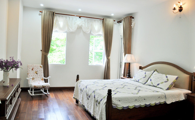 Các phòng ngủ được bố trí ở các tầng trên của biệt thự mang phong cách bán cổ điển